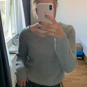 Grå stickad tröja - Grå stickad tröja med så gullig detalj i ryggen💘 Sparsamt använd! Storlek XS men passar mig som har S också🥰