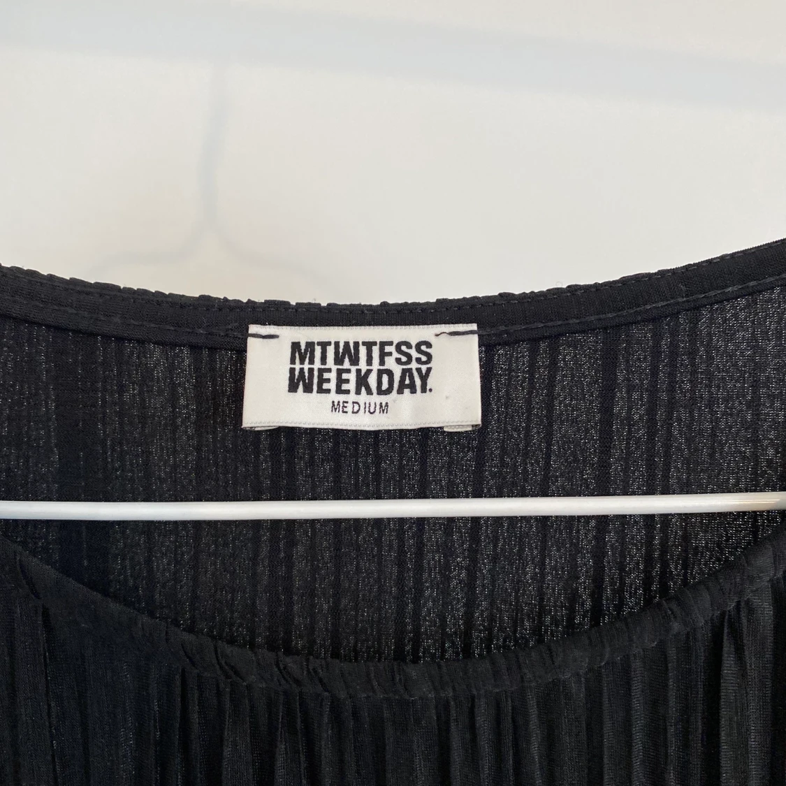 Plisserad asymmetrisk klänning - 90