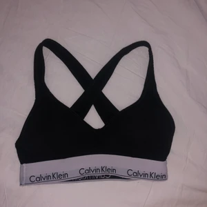 Calvin Klein bh svart💕💕 - Säljer en svart bh/topp från Calvin Klein med lite push up (bild 2)!💕 Jätte bra skick, inga skador och knappt använd. Köpt för 500kr☺️
