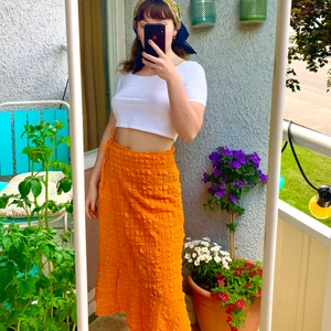 Kjol - Orange jättefin kjol från Monki. Luftig och skön och kan ha till många fina outfits!