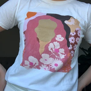 T-shirt - En enkel t-shirt med tryck i fram💓 