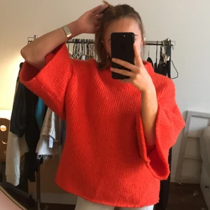 Orange stickad tröja  - STOR as mysig neon liknande orange stickad tröja som aldrig kommit till användning. Varm och perfekt till hösten! Köparen står för frakt ❤️ priset kan alltid diskuteras då jag vill bli av med allt!!