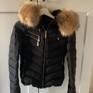 Hollies Jacka - En super fin, varm och bekvän vinter jacka från Hollies. Använd cirka 1-3 gånger förra året så jackan är i väldigt bra skick. Inga fel eller smuts på jackan så den är som helt ny. Med en väldigt fin stor päls.💕😇
