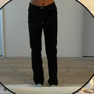 Zara Mid-Raise Jeans - Inte stretchiga, använda ca 10 gånger.                               Storlek: 36, Jag är 1,70cm lång.                                          I väldigt bra skick. Köparen står för frakt, kan annars mötas upp runt GBG området.