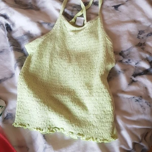 Ett gult neon linne  - Ett snyggt gult/grönt neon linne jätte fint . Storlek 152 men passar okså om man har xs/s