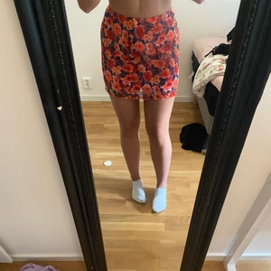 Kjol - Jättefin kjol, aldrig använd. Super för sommaren, går att toppa med en tjocktröja nu när det är kyligare också. Sitter jättefint.