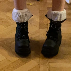 Höga strumpor med spets - Nylon aktigt tyg fast ganska tjockt och stabilt typ hehwe. Använda fåtal gånger. 