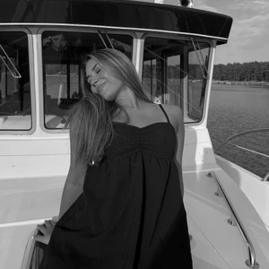 Klänning - Säljer denna super snygga och söta svarta klänning pga att den är lite för kort för min smak. Är ganska bred höftad och kjolen sitter därmed ganska kort vilket jag inte är så bekväm med. Den är däremot svin snygg och fortfarande i bra skick då jag bara använt den en gång 🥰