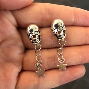 Örhängen  - Supercoola döskalle X stjärnor örhängen! Självklart oanvända. 80kr (frakten är inkluderad i priset). Pluppar kommer ej med. Hör av er vid intresse eller funderingar💓❤️