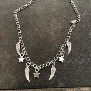 Halsband  - Super coolt halsband med stjärnor och vingar på! 75kr (frakten är inkluderad i priset). Finns likadant i armbands modell. Hör av er vid intresse eller funderingar!💓💓