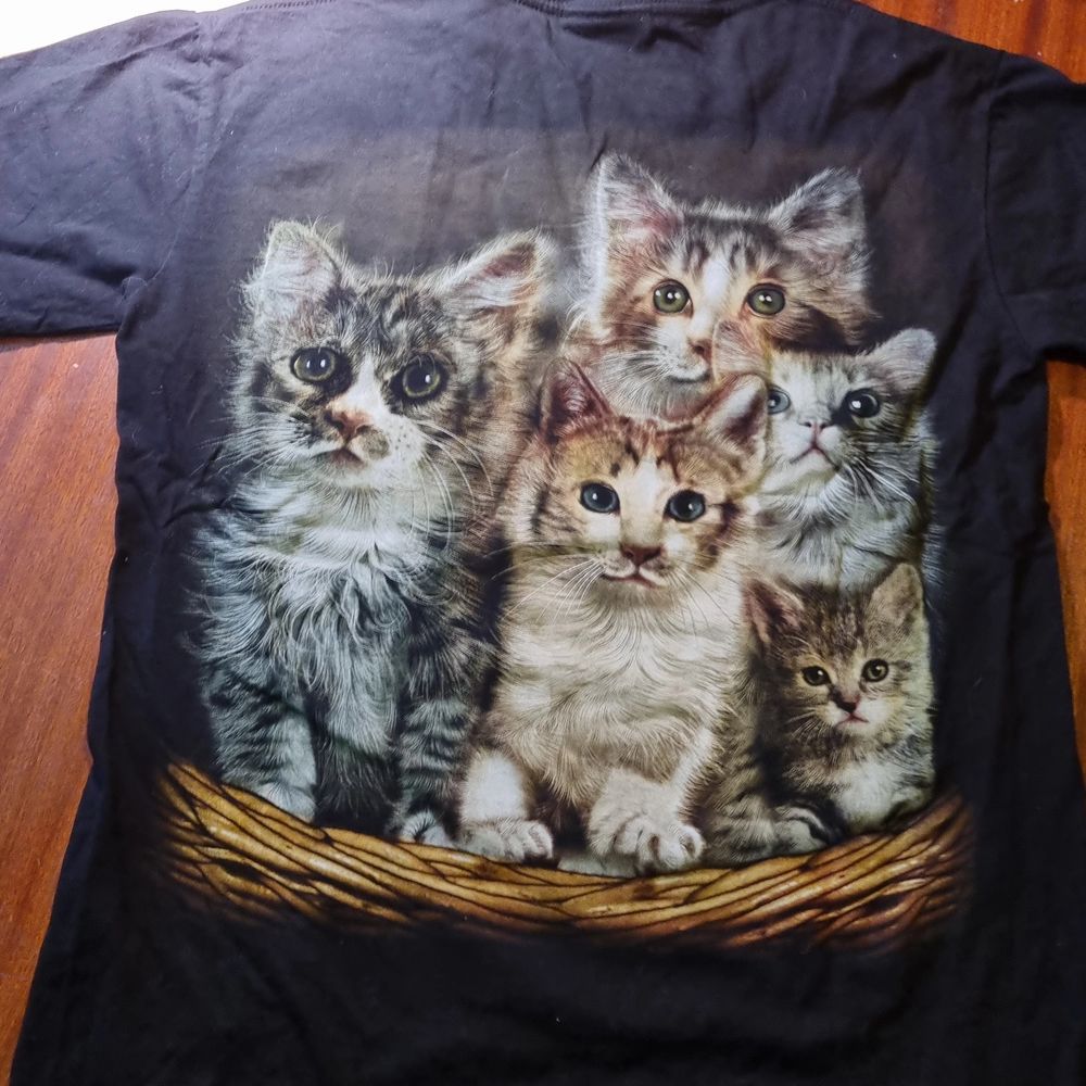 Tshirt med katter lika tryck fram och bak. 10 kr + frakt. Allt i min profil 10 kr. Samfraktar ❣knappt använd.. T-shirts.
