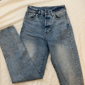 Mom jeans - Super snygga Mom Jeans som inte kommer till användning💓 Storlek 34, perfekt längd på mig som är ca 163, säljes för 100kr + frakt