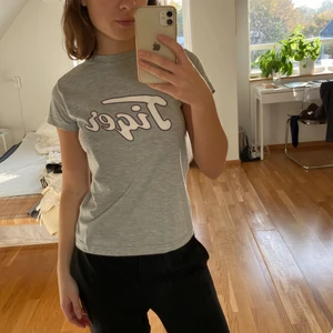 Tiger t-shirt  - Grå lite kortare t-shirt köpt på second hand men är in princip som ny😍 storlek S. Köparen står för frakten 