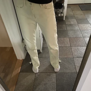 Jeans - Snygga långa pastellgröna jeans med slits från zara (jag är 174 cm). Endast använda en gång. Frakt ingår i priset!🤌🏽