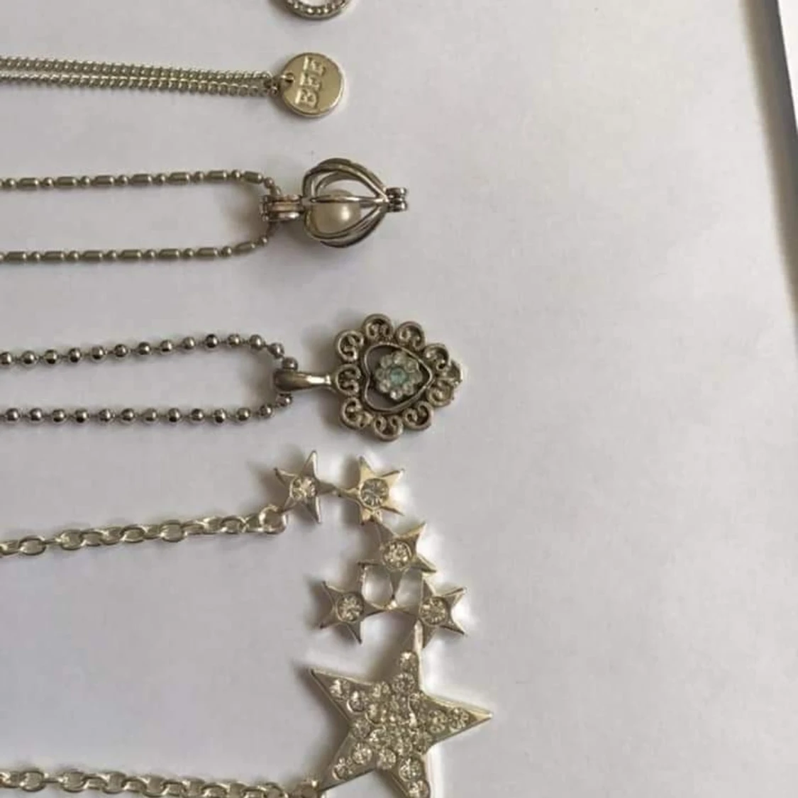 Fina halsband med hänge