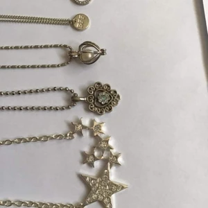 Fina halsband med hänge  - Fina halsband med hänge. Vit metall första 3 är 130kr/st .  C och bredvid den 75kr ink frakt
