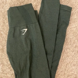 Gymstark tränings tights - Supersnygga gröna tränings tights från gymshark, använda 2 gånger. Luktar inte svett och har inga skavanker. Storlek S, pris 350kr