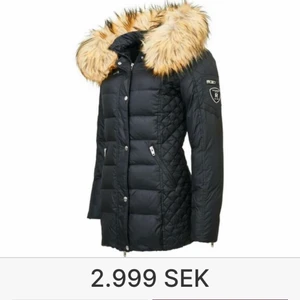 Rock and Blue jacka - Väldigt bra skick. säljer då jag vill köpa en ny jacka i annan färg. väldigt varm och skön. röker inte så den luktar inget och har inga husdjur. använd en vinter