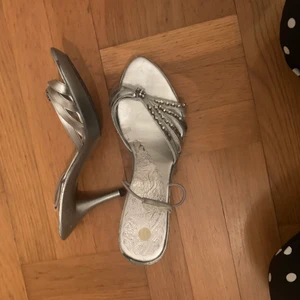 Silvriga skor - Assnygga vintage skor. Pris kan diskuteras. Osäker på storleken