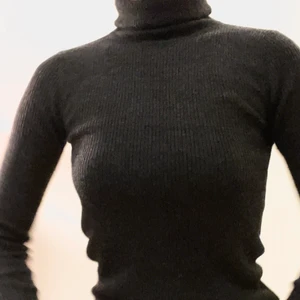 Polotröja i 100% ull  - Ribbad, grafitgrå polotröja från Uniqlo, XS. toppskick