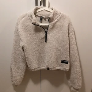 Teddy tröja - Mysig tröja i Teddy material köpt på hm. Den är väl använd💕