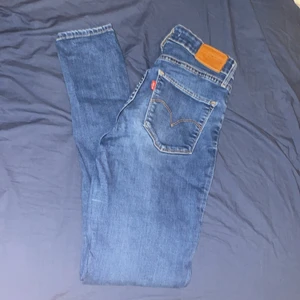 Levis jeans! - Jeans från Levis i modellen ”721 high rise skinny” i storlek 26. Mycket stretch och sitter snyggt men kommer ej till användning. Jeansen är i fint skick och endast använda ett fåtal gånger. Kan skicka bättre bilder vid intresse:)