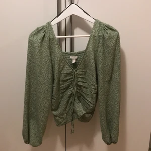 Blus - Så fin somrig blus från hm som inte kommer till användning längre💕