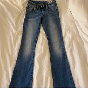 As snygga lågmidjade bootcut jeans från Crocker i storlek 23/32. Verkligen as snygga, köpta här på plick men passade tyvärr inte. Fint skick💞 bilderna är lånade från personen jag köpte de av, priset kan diskuteras.