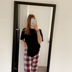 Pyjamasbyxor rutiga - Säljer då dessa byxor eftersom som är för korta i benen, kan byta dom me någon annan mot ett par andra! Storlek XS, är 1,70 lång så dom passa folk som är kortare än det! Köparen står för frakten 