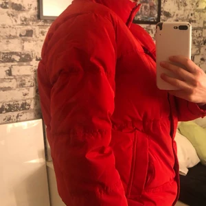 Röd jacka - Nytt skick, anväca 5 ggr 🤍 säljer då den inte kommer till användning 