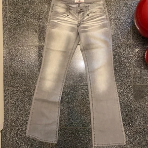 Ljusgråa Bootcutjeans - Fornarina - Ljusgråa Bootcutjeans från Fornarina. Stretchiga⭐️