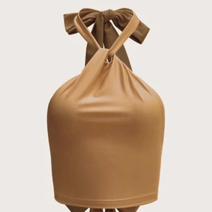 Supersnygg bronze topp’ - Snyggaste toppen med öppen rygg i en superfräch bronze färg!! Perfekt inför fester, krök, utekväll! Ja you name it!! ALDRIG ANVÄNT I NYSKICK