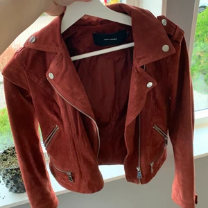 Vero Moda Moccajacka  - Jättefin Moccajacka från Vero Moda i en vinröd, höstig färg. Endast använd fåtal gånger, inga defekter. Köptes för ca 1100kr för något år sedan. Storlek S och passar mig som vanligtvis har S/XS