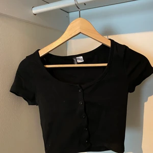 svart topp - Svart topp från hm. Storlek S. Använd fåtal gånger, Dm för mer bilder💓