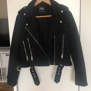 Jacka  - Säljer min jacka eftersom den inte kommer någon användning längre, den köpter för några månader sedan. Den är i bra skick, inga fel med den. Pris kan diskuteras vid snabb affär.