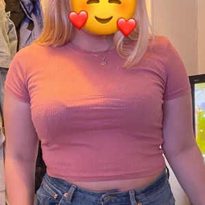 Rosa tröja - En rosa tröja ifrån h&m sitter jättefint men sitter lite kort på mig så måste tyvärr sälja den. 
