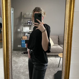 Svart blus  - Svart blus från River Island. Står storlek 6 och enligt mig motsvarar det en XS eller S, frakt tillkommer 