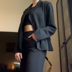 Kavaj - Galet snygg kavaj. Svart och oversized. Köpt vintage och står ingen storlek i, men för referens är jag 173cm och har normalt storlek XS/34. 