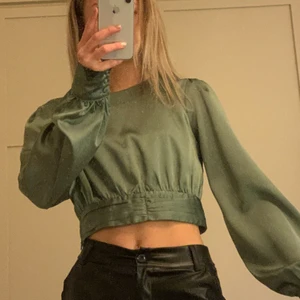 Grön blus  - Säljer en oanvänd jättefin mörkgrön blus med superfin rygg🥰  Blusen är lite kroppad och har jättefina ärmar, från BikBok i strl S! Säljer för 100kr💚💚