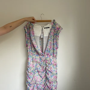 Klänning  - Blommig klänning från Zara med lappen kvar. Storlek XL. Frakt tillkommer :)