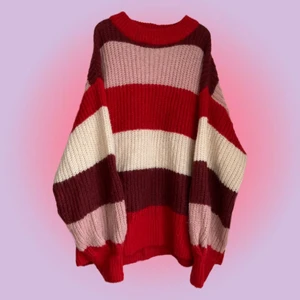 Stickad tröja  - Stickad tröja från Monki i rosa, rött och vitt. Snygg fit och mycket skön. Tveka inte att fråga om fler bilder <3