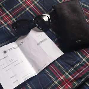 Celine solglasögon - Knappt använda celine. Köpta för någon månad sen.. Har då många glasögon så dessa får hitta ett nytt hem