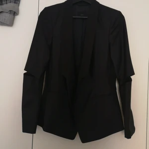 Noir blaizer - Jätte snygg blaizer. Häftig med armarna. Sitter jätte snyggt på till lose jeans.. Kostat 4500. Knappt använd