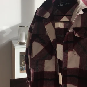 Helt oanvänd populär jacka från ZARA - Storlek S, säljes för 160kr plus frakt oversized S