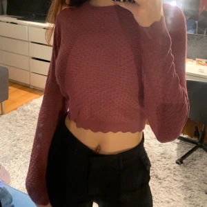 Rosa zara tröja - Rosa zara tröja med coolt mönster. Den är i storlek L men är liten i storlek och croppad.