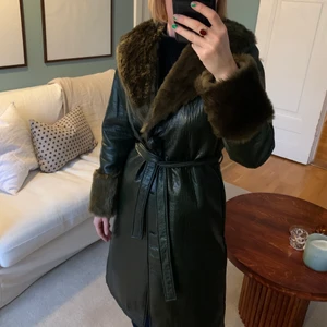 NLY Trend, kappa, strl 36 - Grön kappa i någon form av läderimitation och fuskpäls.