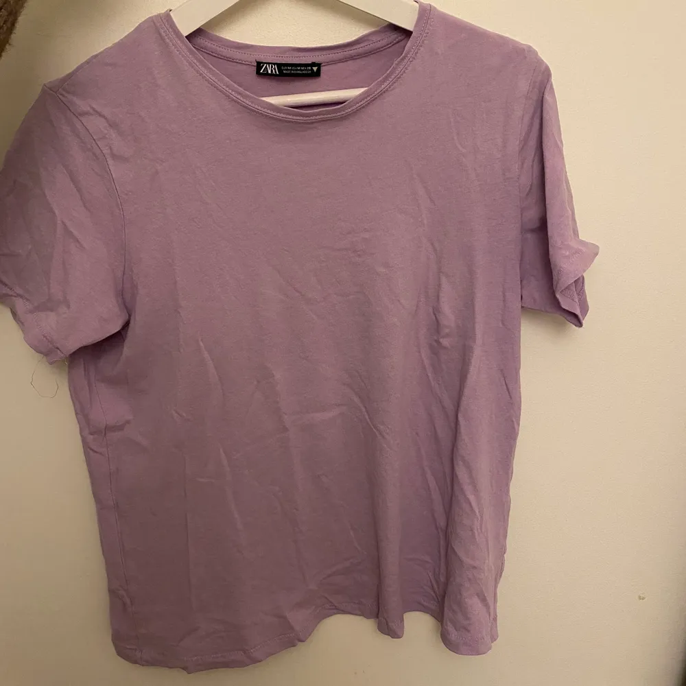 Säljer denna söta lila tröja från Zara då den inte kommer till användning. Använd fåtal gånger och är som ny. Köparen står för frakten. . T-shirts.