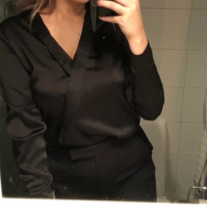 Blus i satin - Fin blus från gina i svart satintyg. Fint skick!