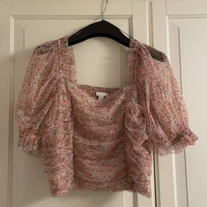 Super fin blommig blus från H&M i storlek 42.💗 säljer pågrund av att den är för stor för mig.  Köparen står för frakt💗