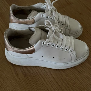 Alexander McQueen  - Köpta på McQueens hemsida. Storlek 36,5, andvända mycket. 